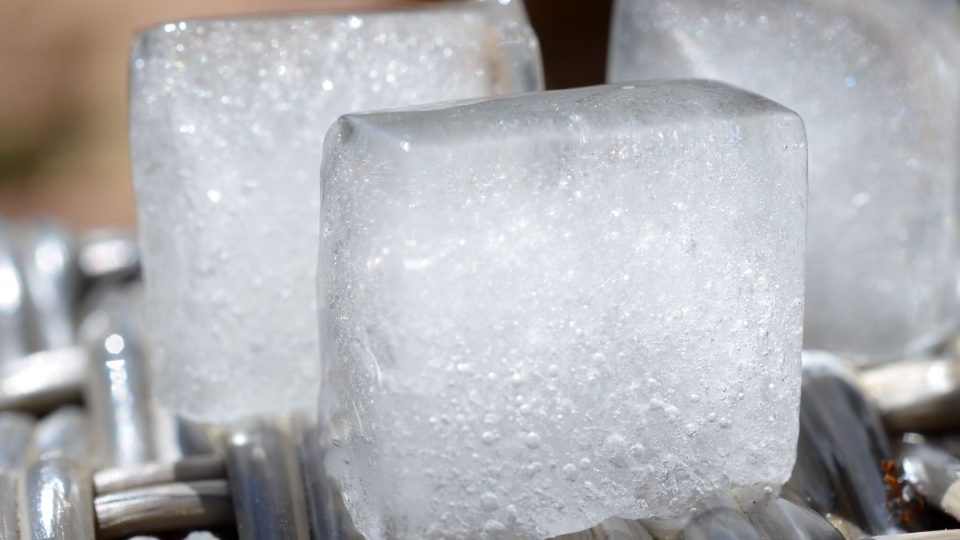 Ledové kostky plné vzduchových bublinek