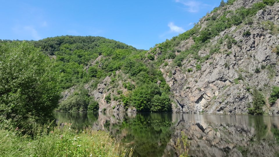 Naučná stezka Svatojánské proudy vede podél Štěchovické přehrady