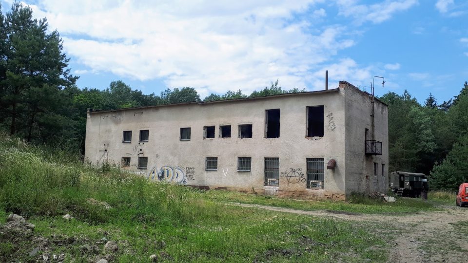 V okolí Milovic stále najdete zpustlé domy, které opustili sovětští vojáci v roce 1991. Tento dům v Mordové rokli teď obývají nadšenci z klubu vojenské historie