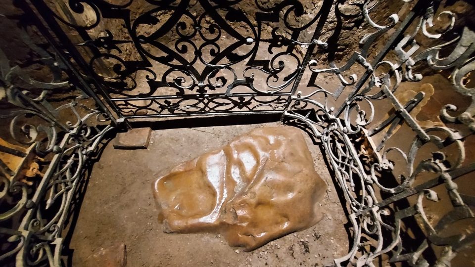 Ivanův kámen, na kterém se podle pověsti sv. Ivan modlíval