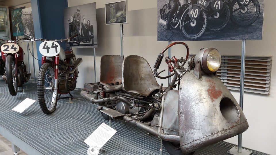 Dálník 250, prototyp, okolo r.1942, měl uživatelům poskytnout pohodlí automobilu s provozními náklady motocyklu