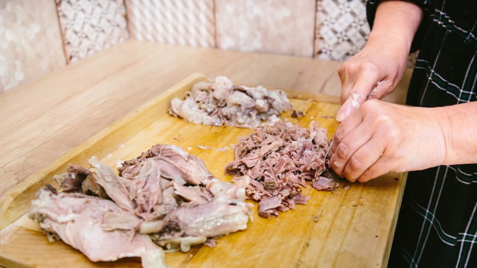 Libové maso se nakrájí na malé kousky, kůže a tučné maso se namele na mlýnku