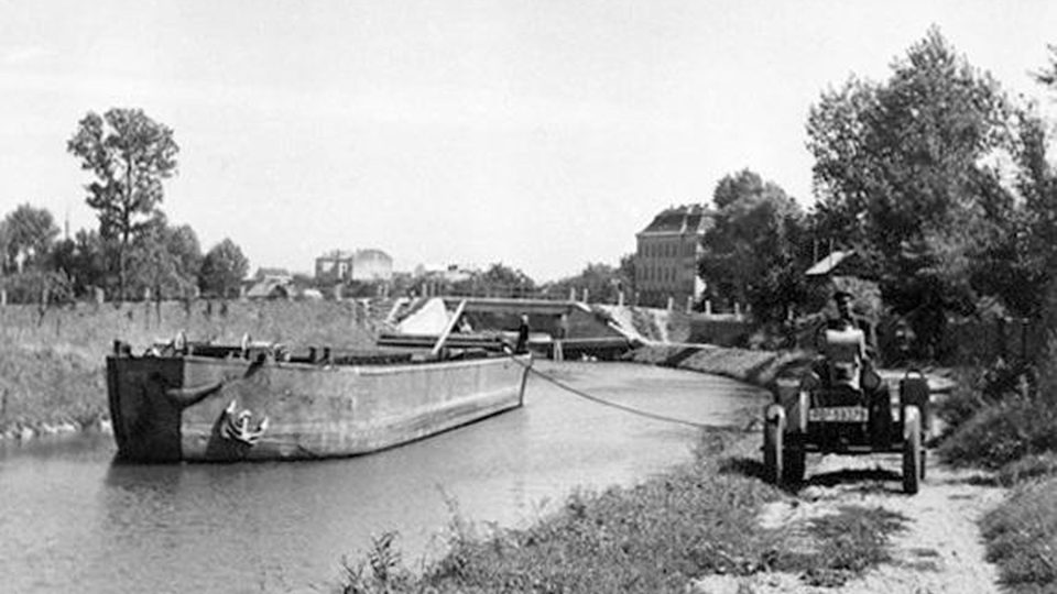 Tažení člunu s lignitem na Baťově kanálu v r.1939