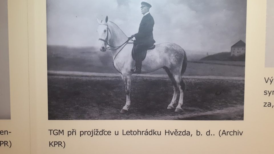 Fotografie prezidenta Masaryka zdobí i chodby Ústavu šlechtičen v areálu Pražského hradu 