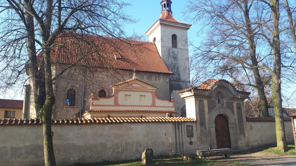 Opravovaný kostel ve Svárově na Kladensku