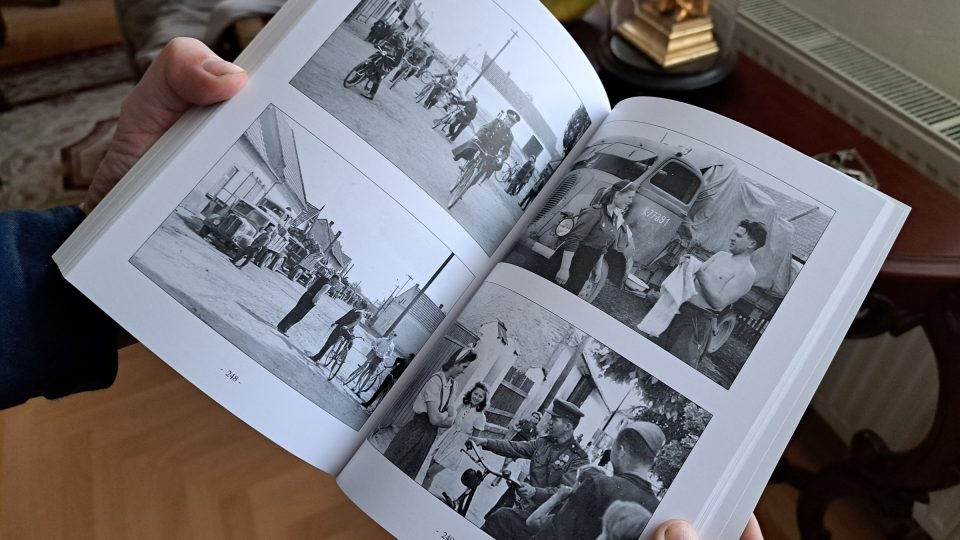 V knihách Petra Ence jsou fotografie, které získal od pamětníků