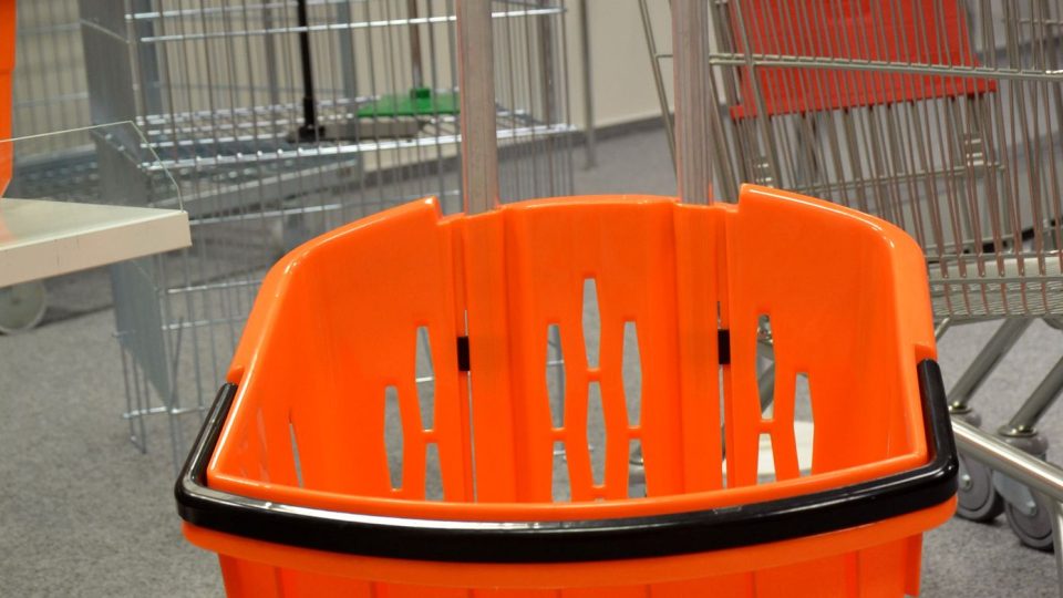 Plastový nákupní košík na kolečkách s vysouvacím madlem