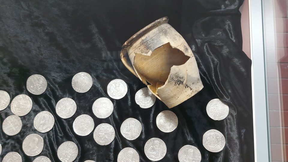 Zlaté a stříbrné mince, nalezené na Mladoboleslavsku