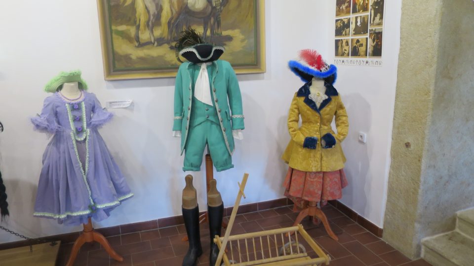 V muzeu si můžete prohlédnout expozici replik hisstorických jezdeckých kostýmů
