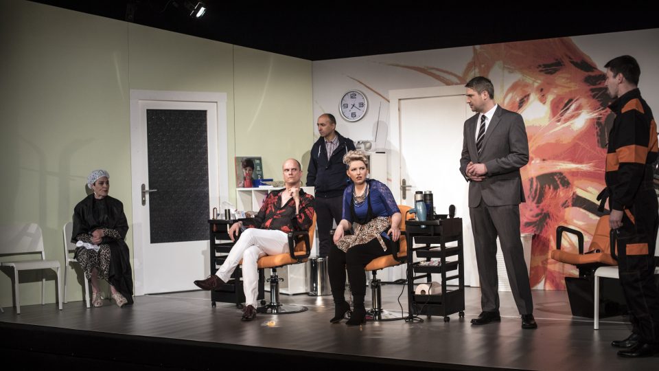 Detektivní komedie Splašené nůžky na scéně Divadla Antonína Dvořáka v Příbrami zavede diváky do luxusního kadeřnictví, kde se bude vyšetřovat zločin - foto Anna Fixová.jpg