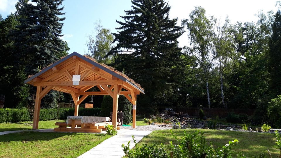 Studenti Střední lesnické školy Křivoklát si postavili malý altánek přímo na pozemku školy