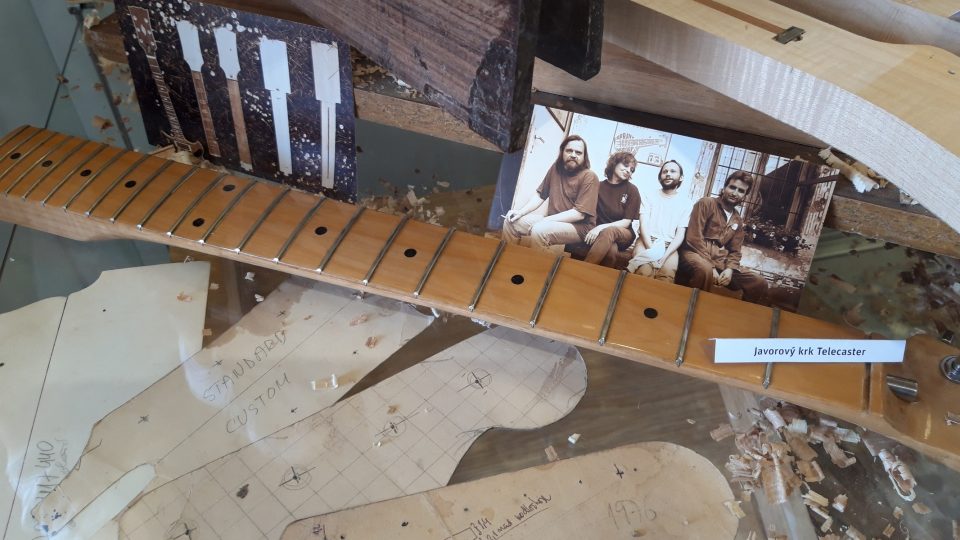 Výstava ukazuje vznik elektrické kytary od prvních nákresů a výběru dřeva až po hotový nástroj