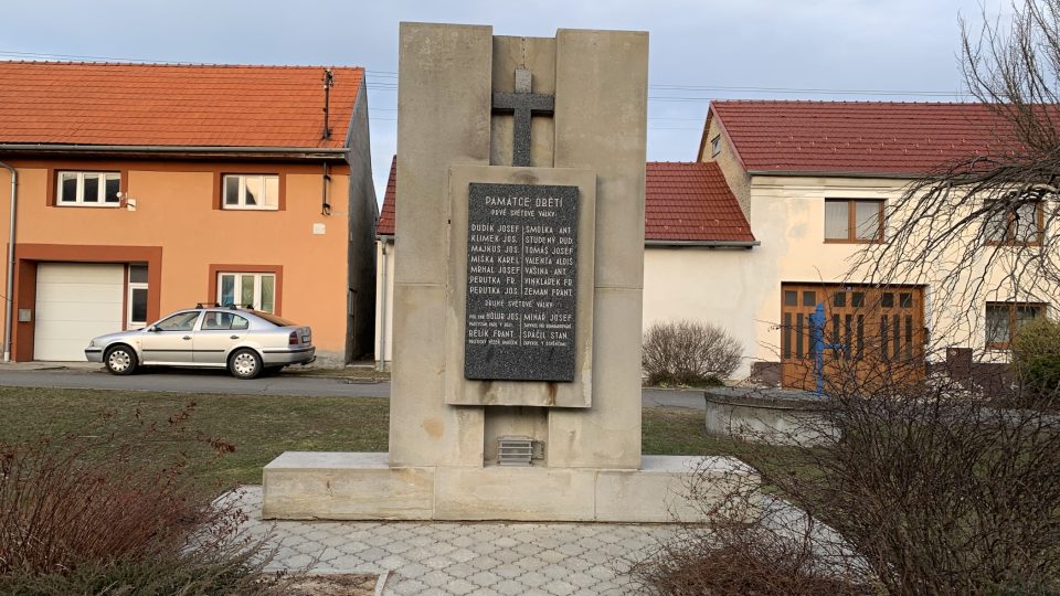 První realizací Bohuslava Fuchse v jeho rodných Všechovicích byl památník obětem první světové války