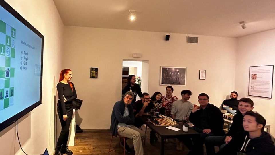 Šachová kavárna Gambit v Karlíně