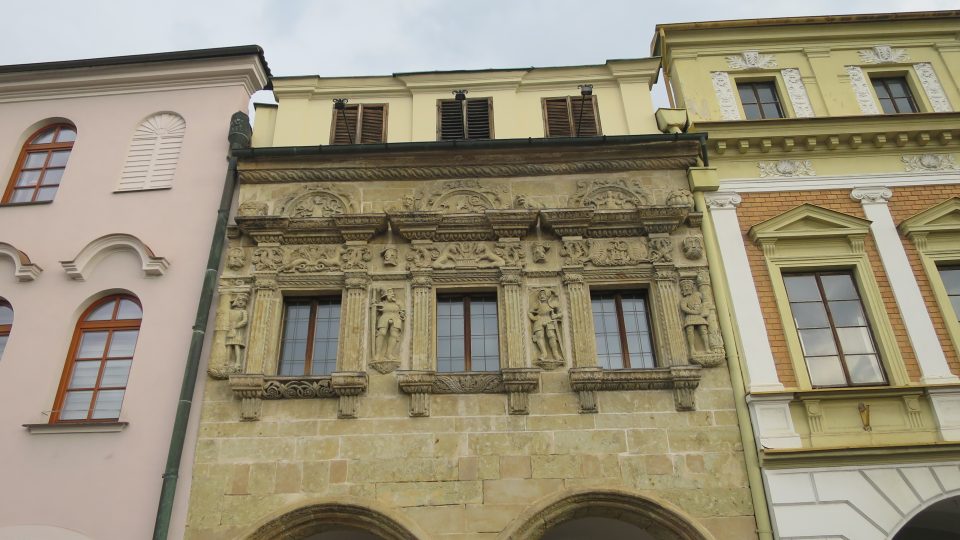 Pohled na kamennou fasádu Domu U Rytířů