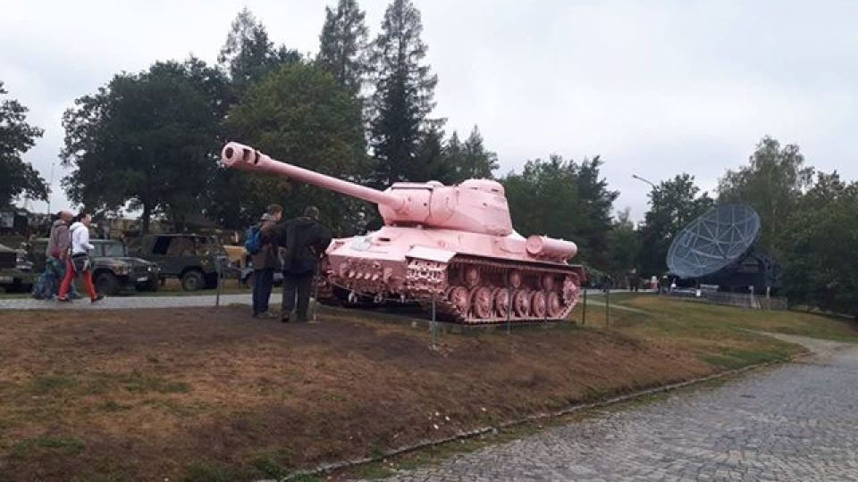 V Lešanech nechyběl ani tank přemalovaný narůžovo