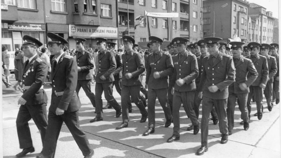 Sovětští vojáci v prvomájovém průvodu pochodují Mladou Boleslaví, 70. léta 
