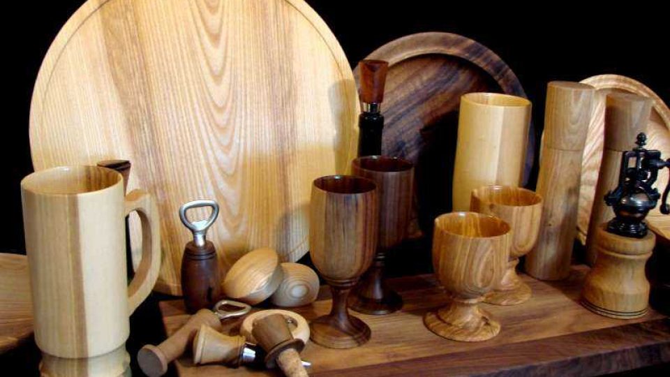 Ze dřeva umí Jiří Hurych vyrobit poháry na víno, misky, mlýnky i korbel na pivo