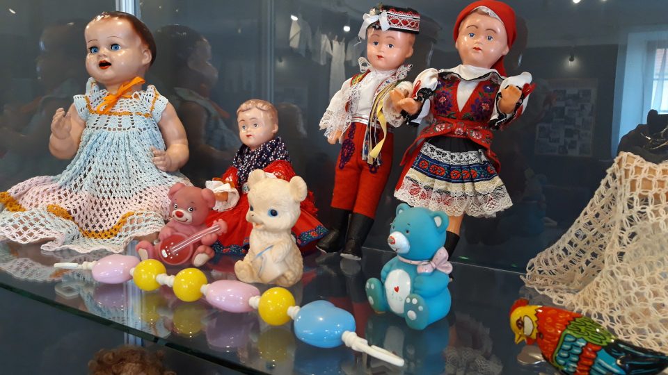 Výstava Kočárky našich maminek a babiček zahrnuje i sbírku historických hraček. Některé možná zdobily i váš pokojíček