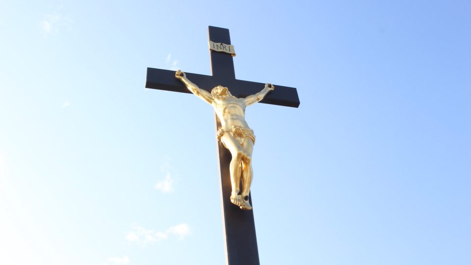 Kříž na vrcholu kopce