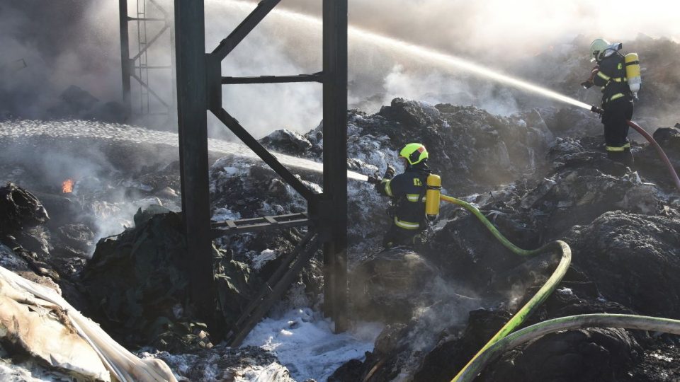 Požár plastového odpadu v Kralupech nad Vltavou už je pod kontrolou