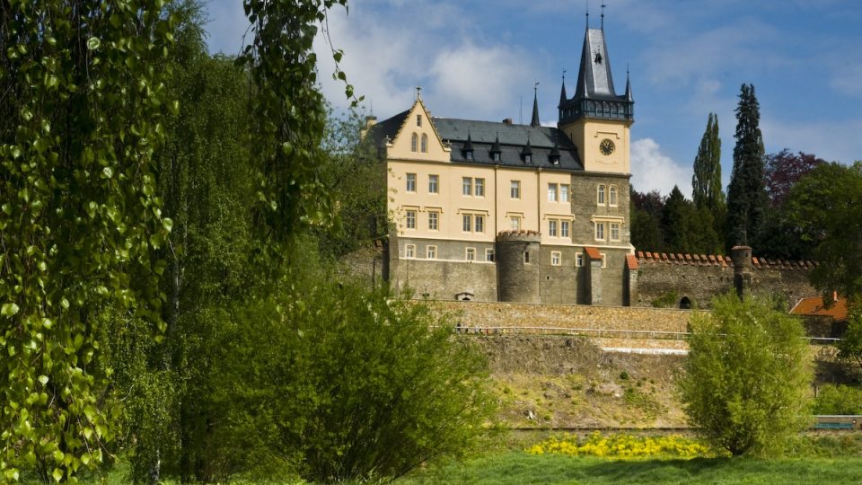 Pohled na jižní stranu zámku ve Zruči nad Sázavou