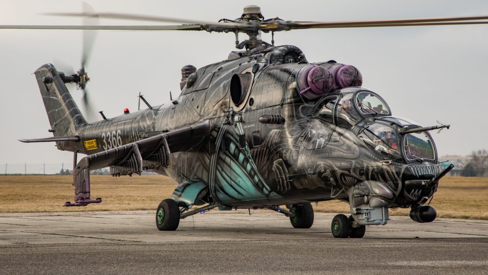 Nástřiky vrtulníků Mi-24/35 č. 3366 Alien a 3369 Liberator byly provedeny v lakovně Závodu letadel LOM PRAHA s.p.