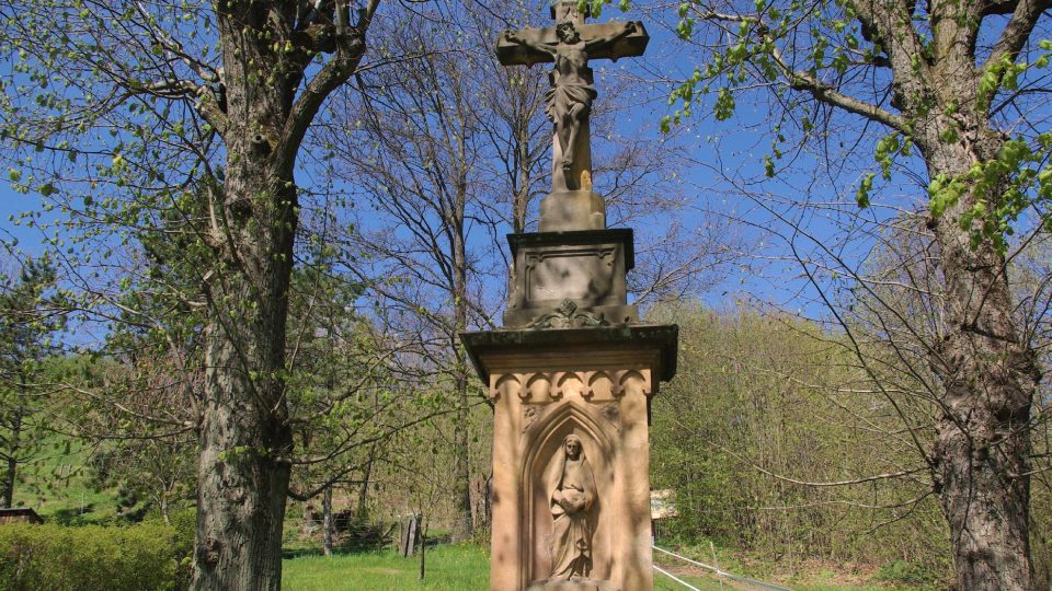 Kamenný kříž na památku obětí bitvy roku 1866 na úpatí kopce Brada
