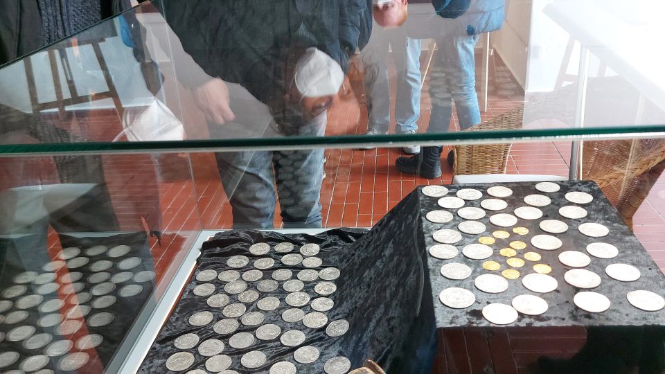 Šanci vidět zlaté a stříbrné mince, nalezené na Mladoboleslavsku  si nenechala ujít v sobotu řada lidí