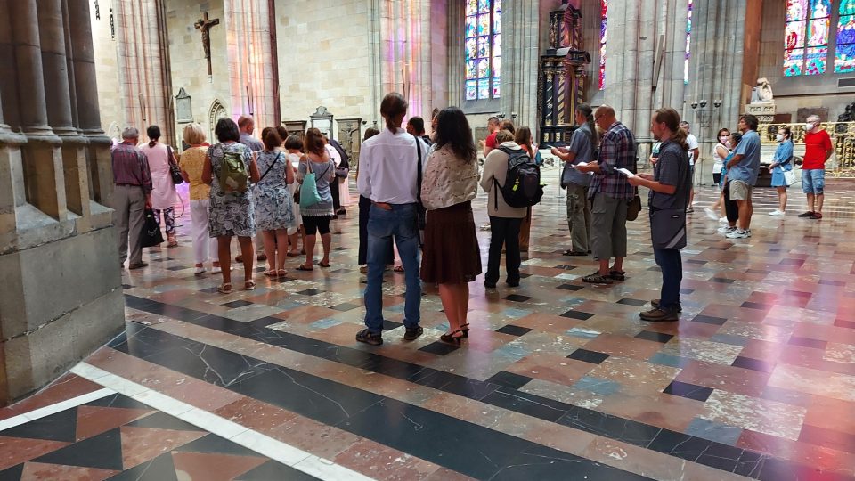 Účastníci během zpěvu české a slovenské hymny u hrobky sv. Vojtěcha