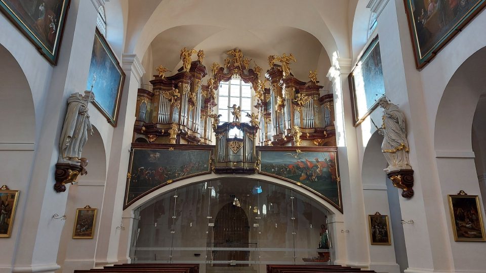 V hlavní lodi jsou nádherně opravené varhany a v arkádách jsou umístěné jedinečné barokní obrazy, které  působí jako obrazová galerie
