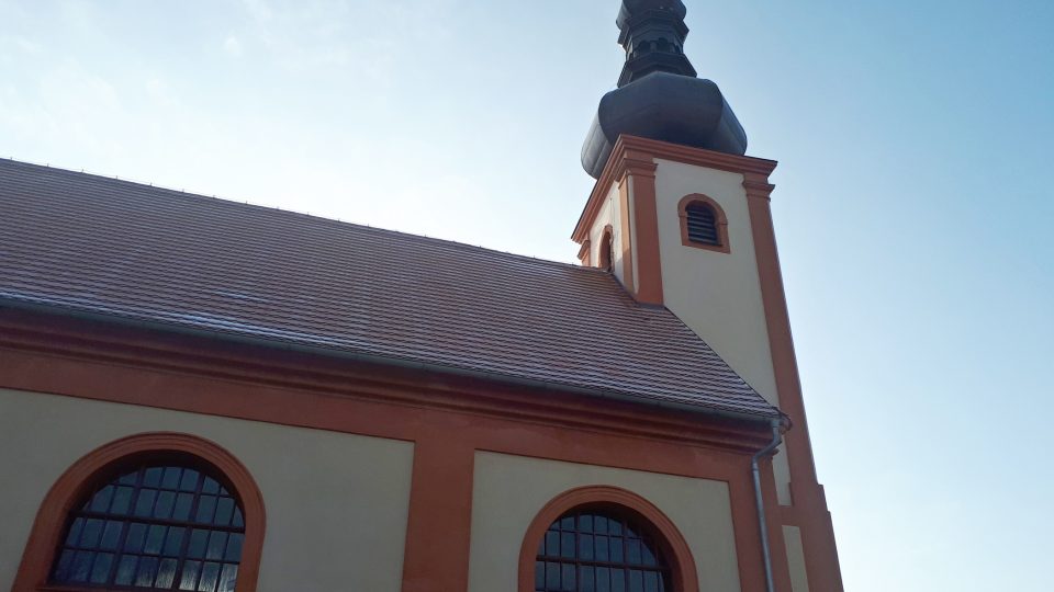 Kostel v Rostoklatech je původně gotický, z venku je ale barokně přestavěn a uvnitř naopak ukrývá překrásné renezanční podkruchtí