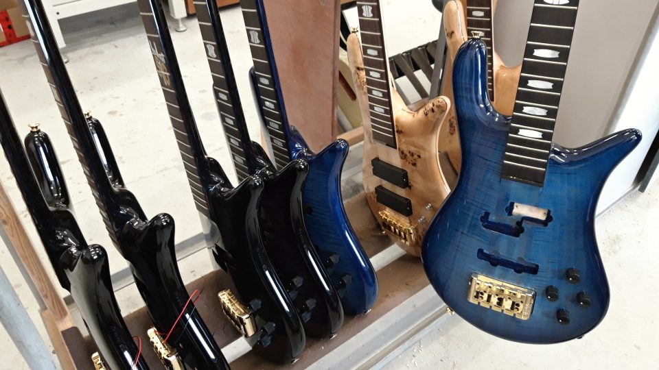 Většina kytar z Hořovic je určená pro zahraniční zákazníky