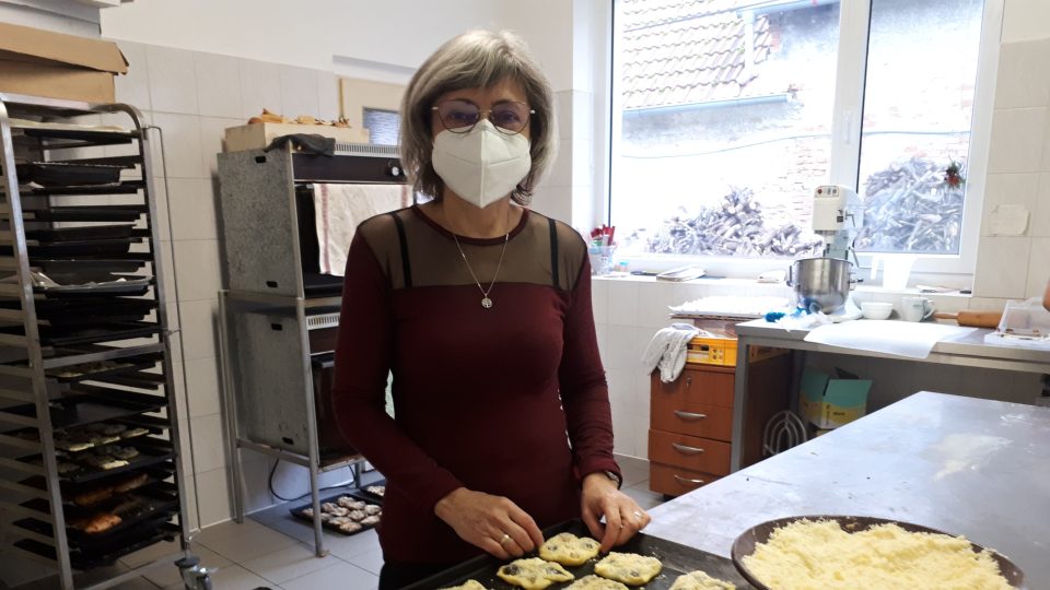 Paní Milena Tarabová při přípravě rohových koláčů