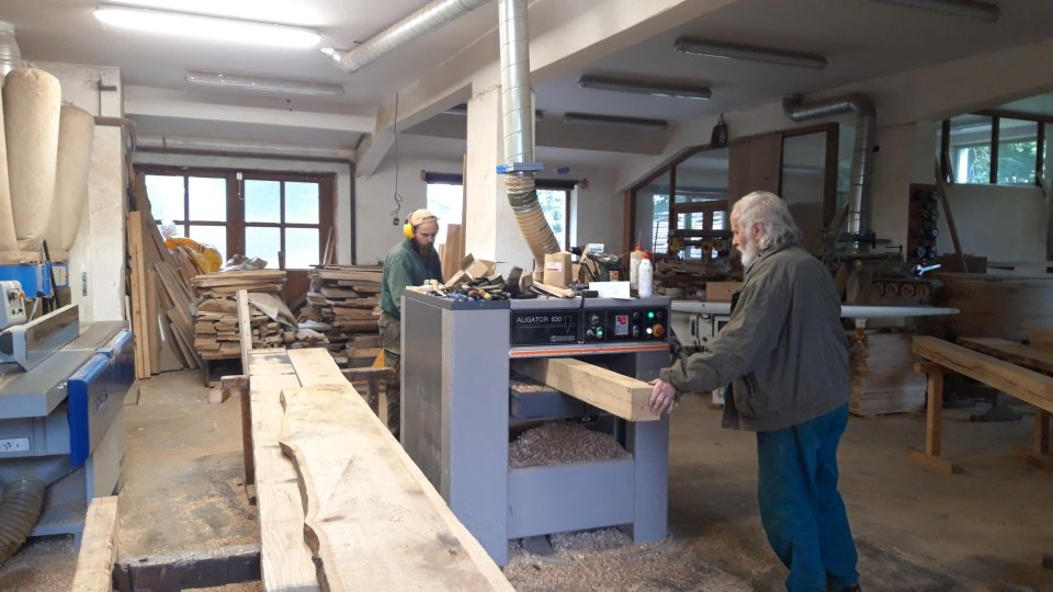 František Mikyška už pracuje na výrobě mlýnských kol se svým synem Petrem
