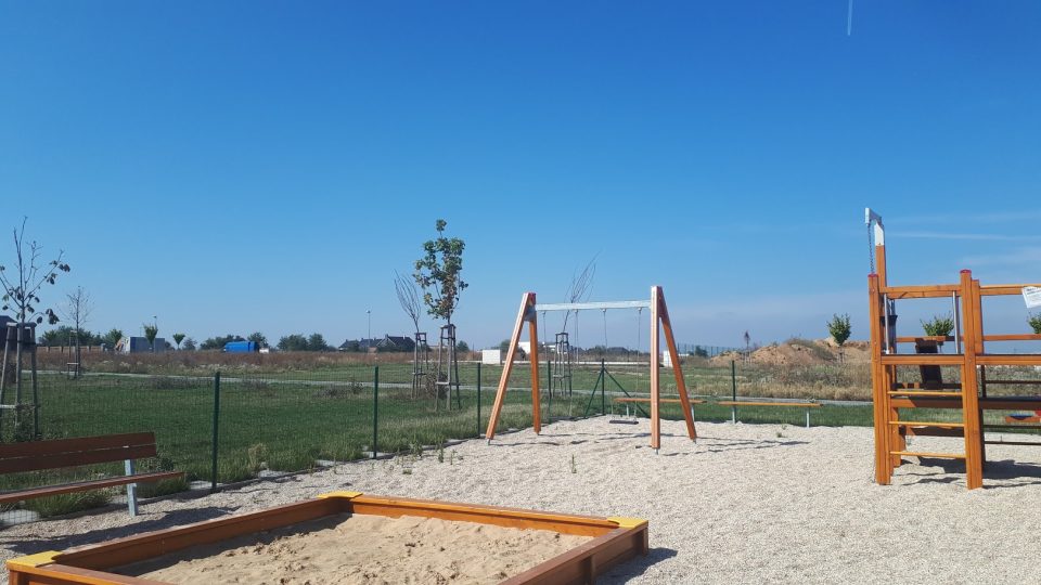 Na kraji Dobřejovic stojí zcela nové hřiště. Domy, kam se nastěhují rodiny s dětmi, jsou právě ve výstavbě