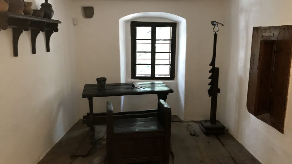 V této místnosti se podle tradice narodil a do svých šestnácti let žil Jan Hus i s rodiči a bratrem