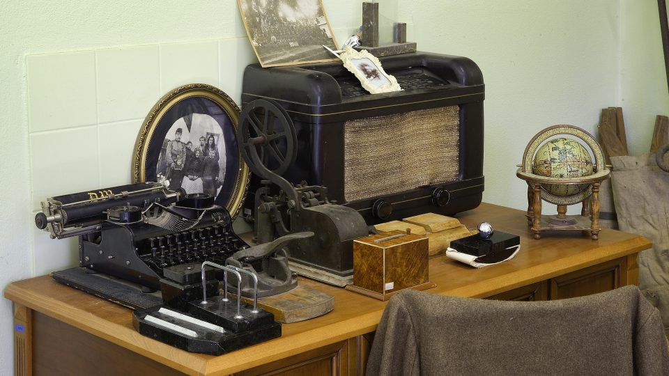 První služebny celnice v 50. letech byly vybavené telegrafem a psacím strojem