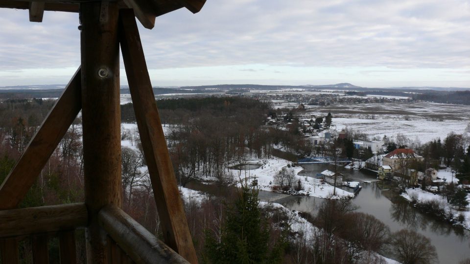 Výhled z rozhledny na řeku Lužnici a hrad Choustník