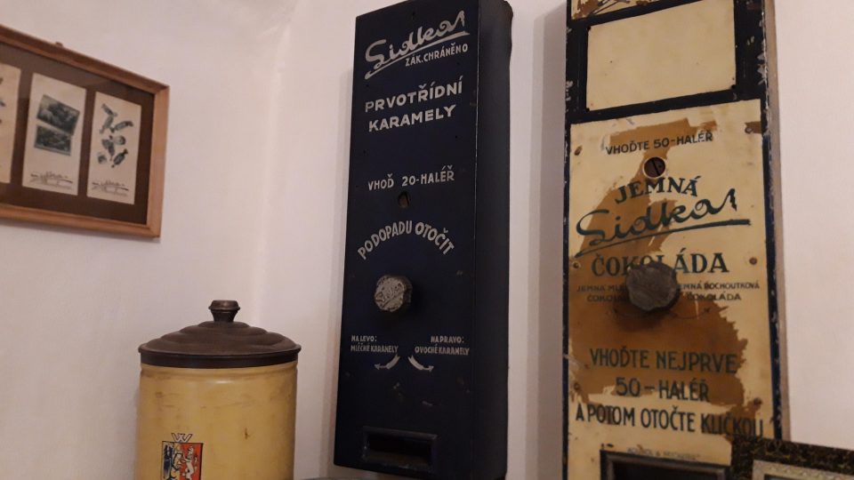 Historické automaty na karamely a čokoládu jsou dodnes funkční