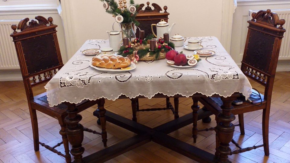 Vánoční stůl na zámku Litvínov navozuje sváteční atmosféru