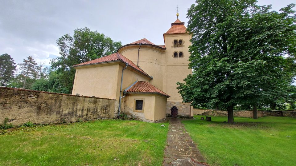 Kostel sv. Petra a Pavla na přemyslovském hradišti Budeč, jedno z míst, kde se utvářely počátky české státnosti