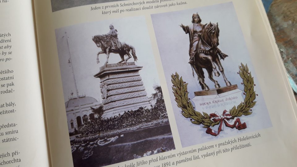 Historické fotografie zachytily umístění sochy před pražským výstavištěm v rámci Jubilejní výstavy