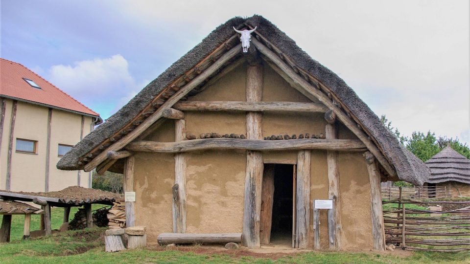 Průčelí tzv. dlouhého domu z období neolitu