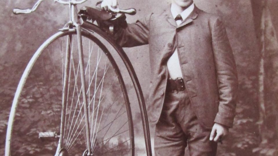 Cyklisté se se svými vysokými koly rádi nechali fotografovat. Zde záběr jezdce A. Klímy ze slánského fotoateliéru Františka Durase