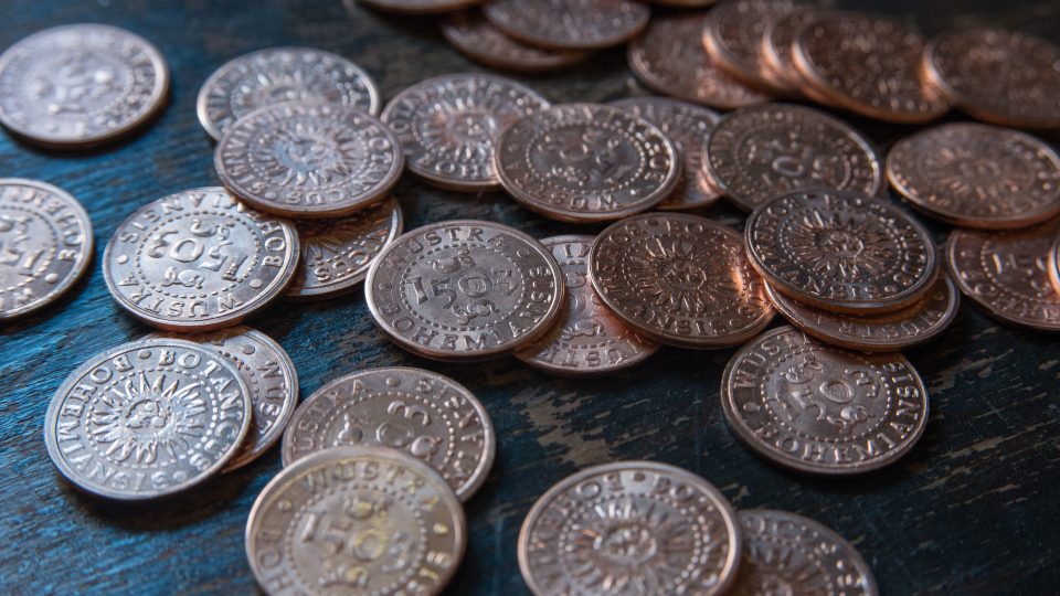 Dozvíte se, jak vypadají repliky starých mincí a kolik síly je potřeba k jejich ražbě