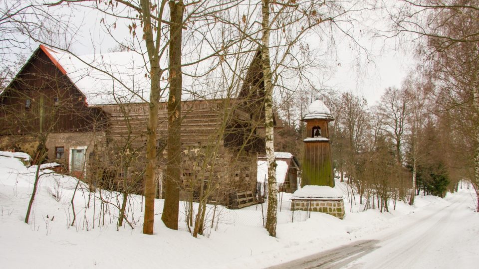 Zvonička stojí u cesty směrem na Loukov