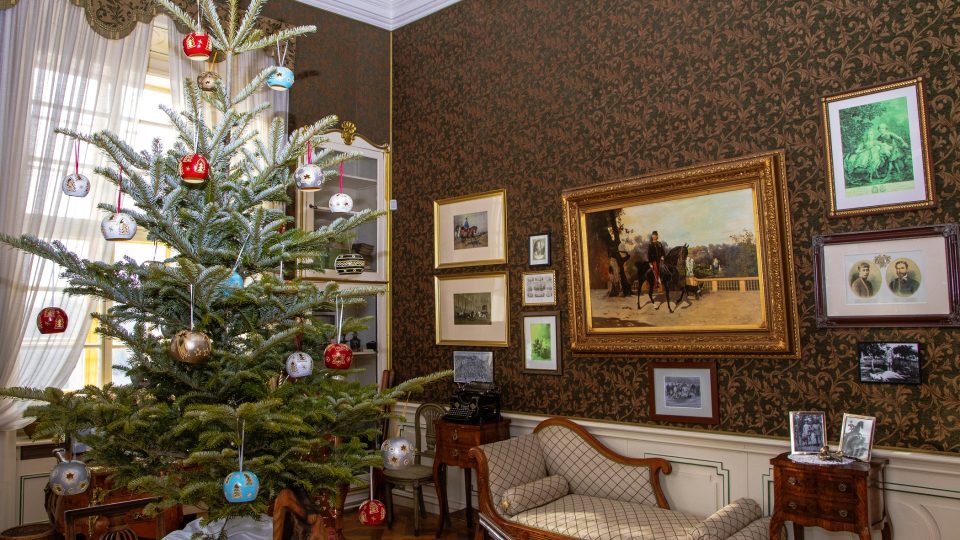 Některé vánoční stromky představují záliby a koníčky posledních šlechtických majitelů