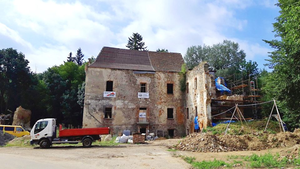 Dělníci se snaží zabezpečit dochované části zámku Zvěstov. Rekonstrukce by měla této památce vrátit původní krásu. Obnovy se dočká i okolní park