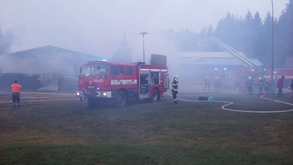 Středočeští hasiči vyhlásili kvůli požáru rekreačního střediska Věšín II. poplachový stupeň